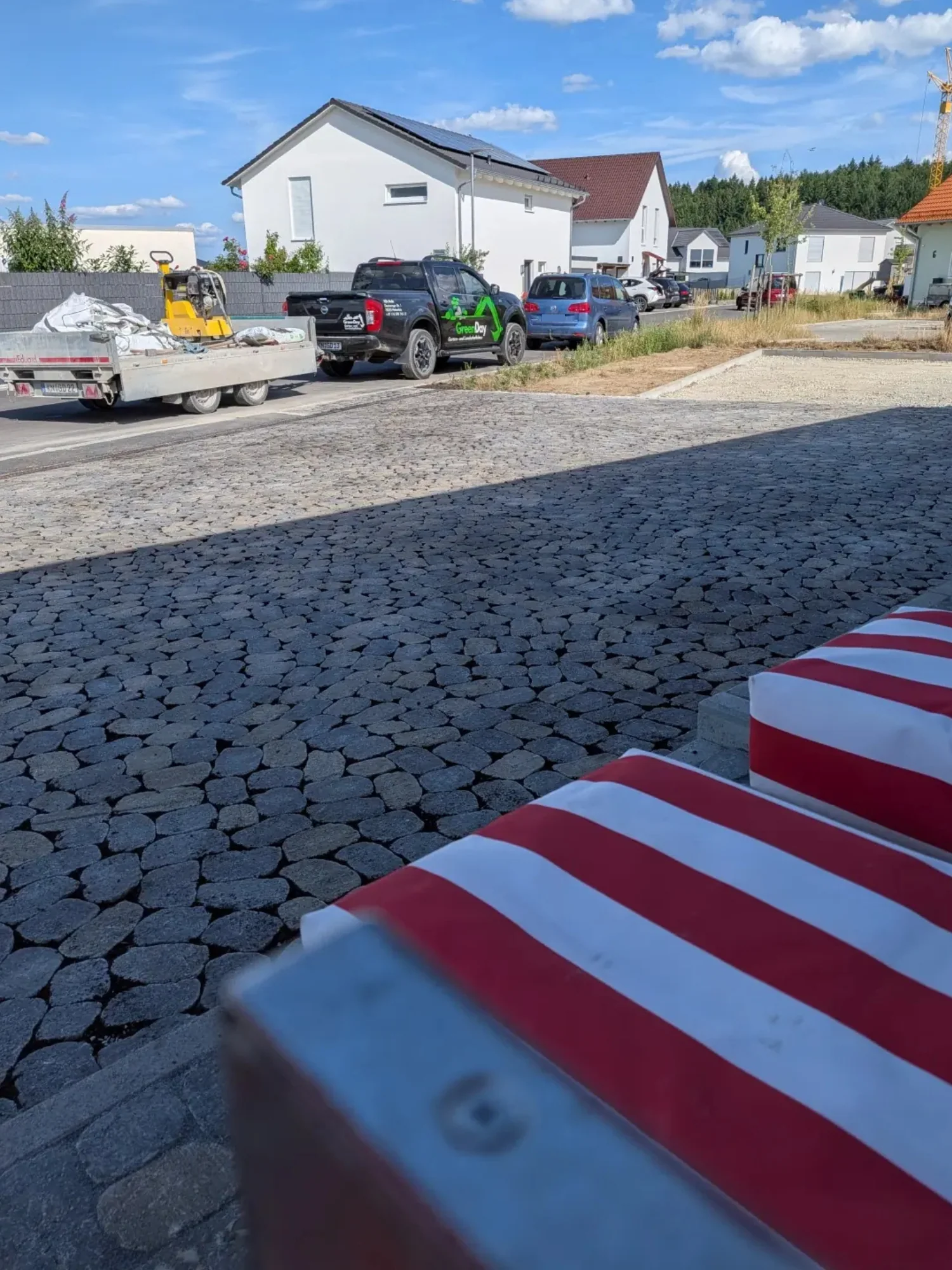 Gartenneuanlage mit gepflasterter Einfahrt Neu gestalteter Eingangsbereich mit gepflasterter Einfahrt und Sitzgelegenheiten vor dem Haus