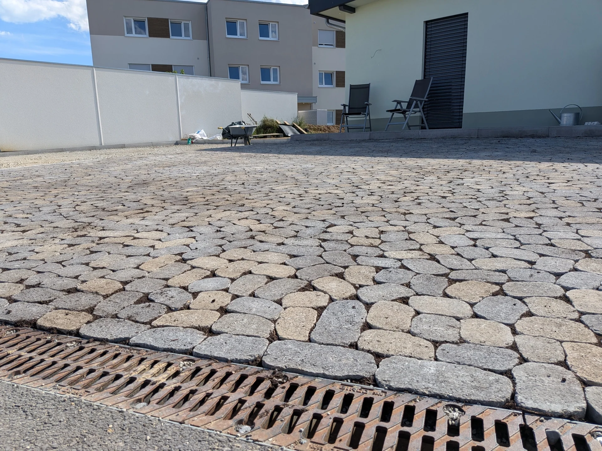 Zaunbau am Poolbereich mit Natursteinmauer Poolbereich mit Zaun, Natursteinmauer und gestalteter Außenanlage