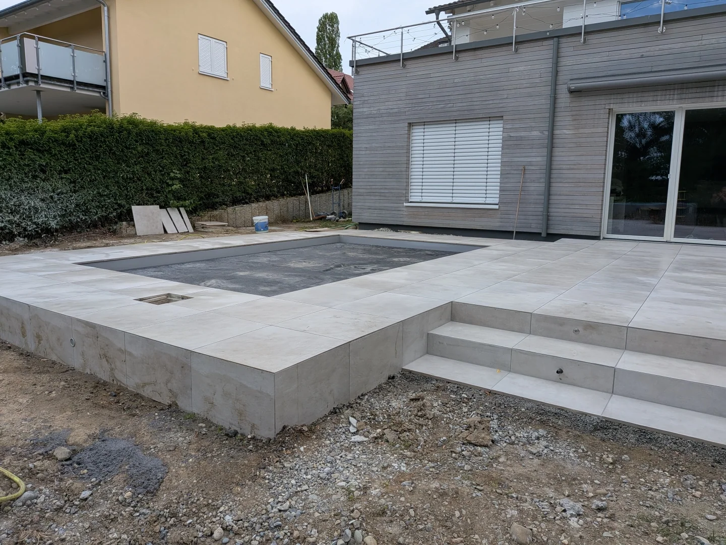 Zaunbau für Garten und Grundstück Zaunanlage zur Abgrenzung eines Gartens oder Grundstücks