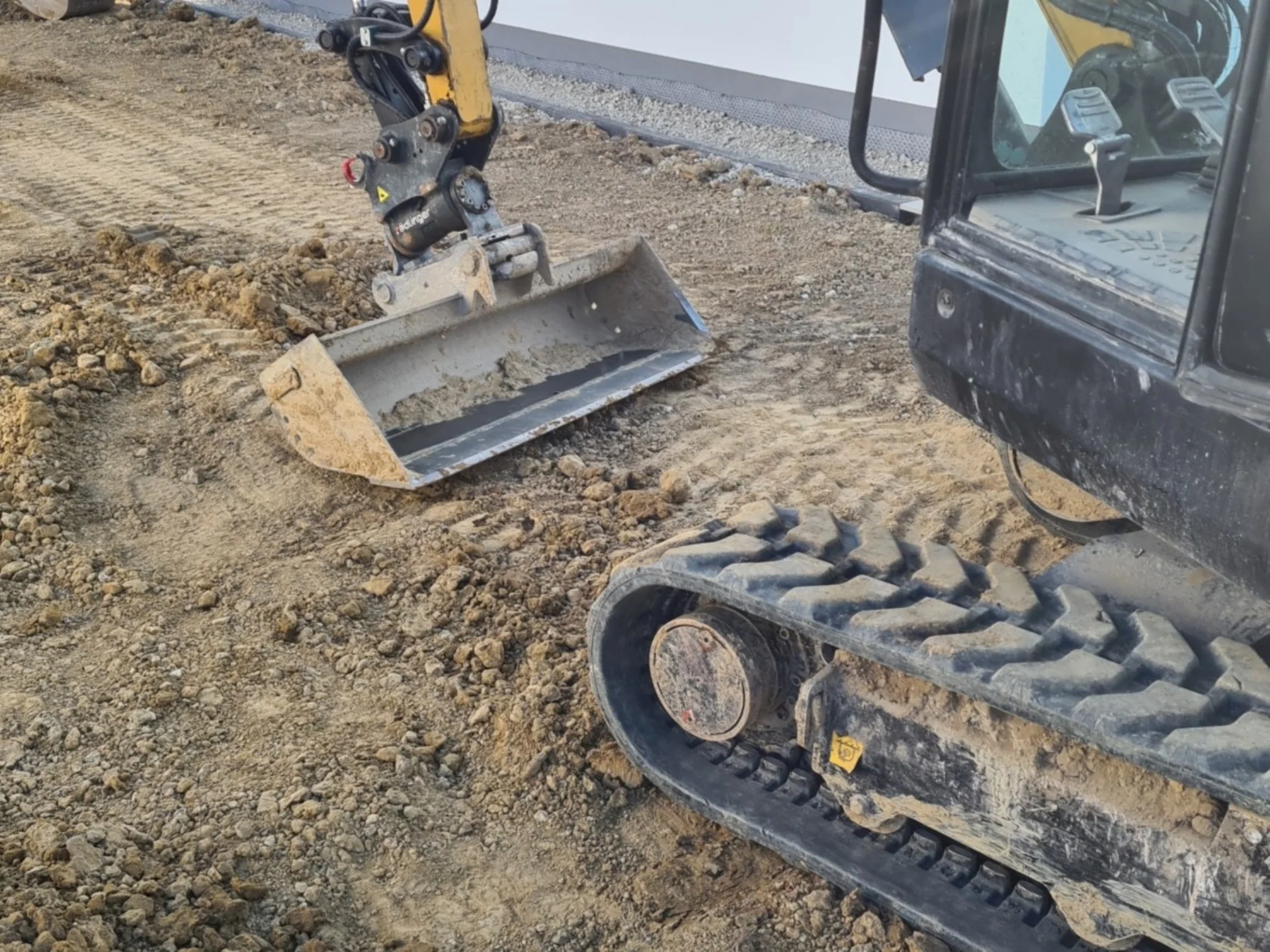 Nahaufnahme eines Baggers bei Erdarbeiten zur Vorbereitung von Gartenbau und Außenanlagen