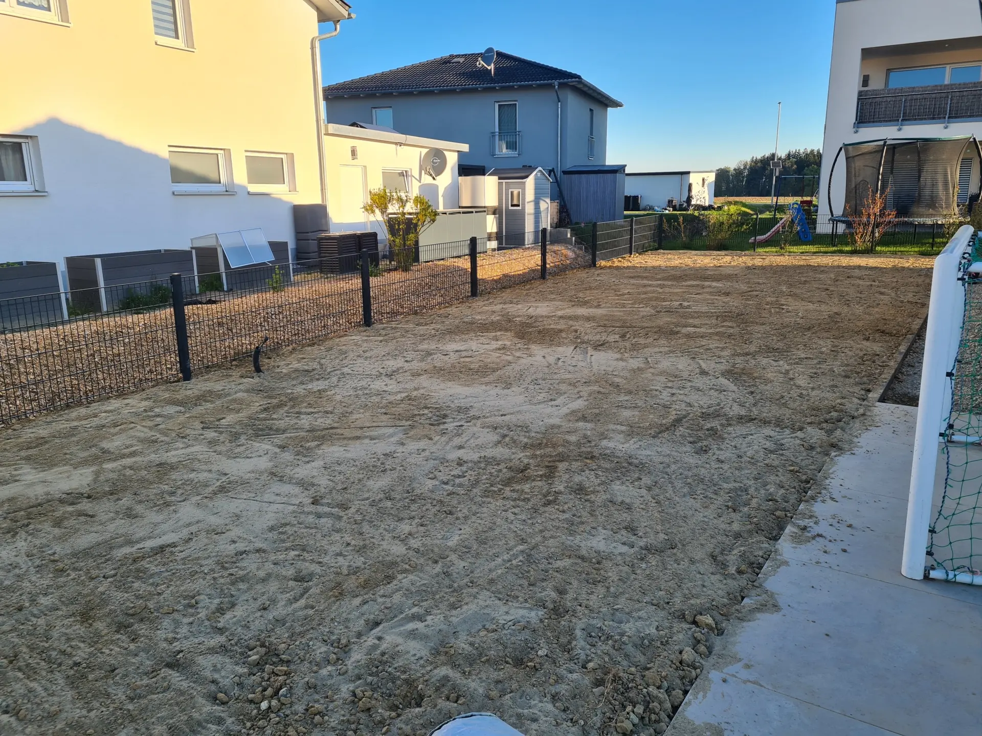 Vorbereitete Gartenfläche als Grundlage für Rasen, Bepflanzung und Bewässerungssysteme

