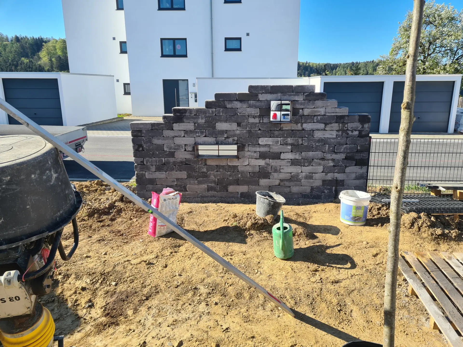 Mauerbau mit Fenstern Mauerbau mit Fenstern